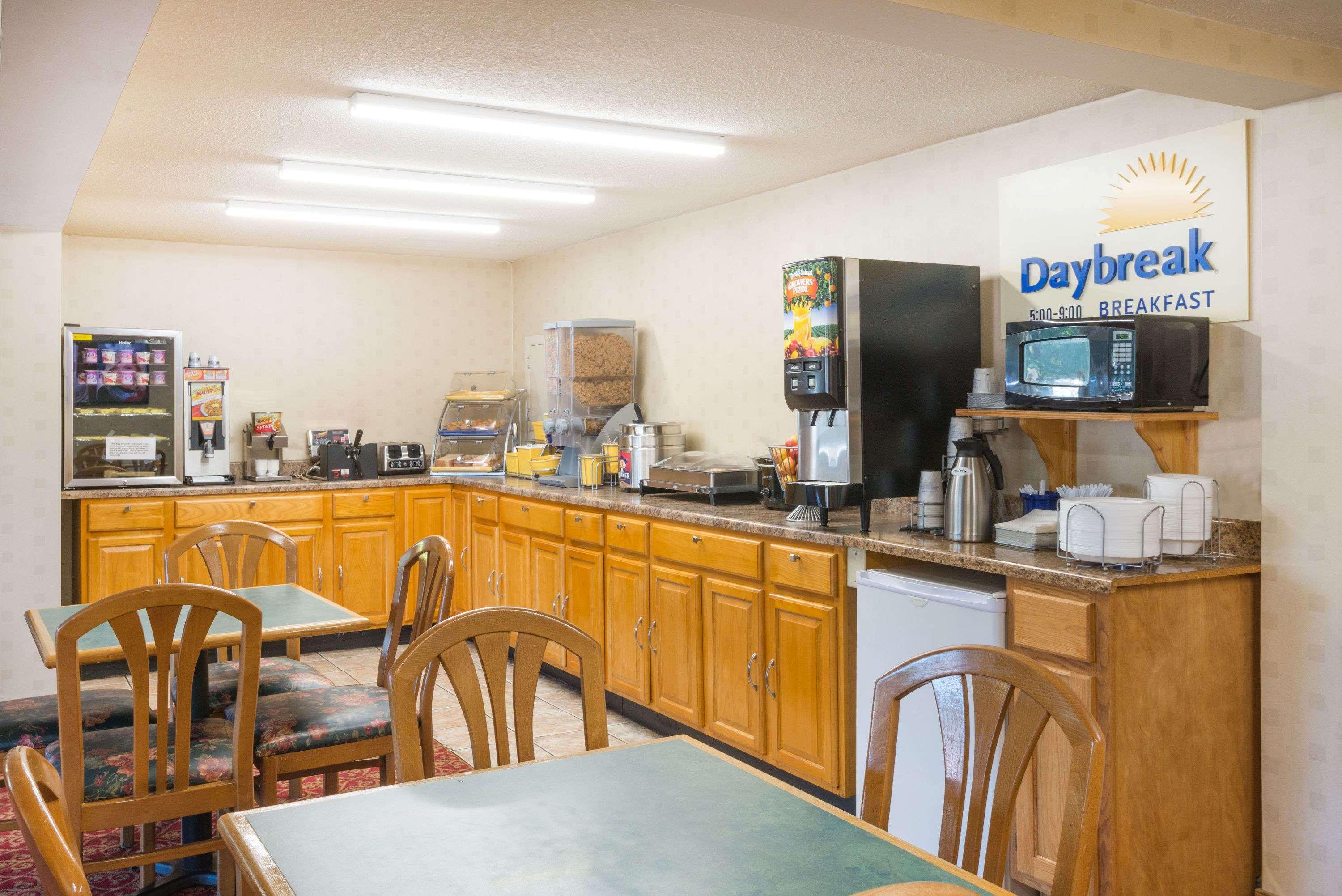 Days Inn By Wyndham Paintsville Exteriör bild